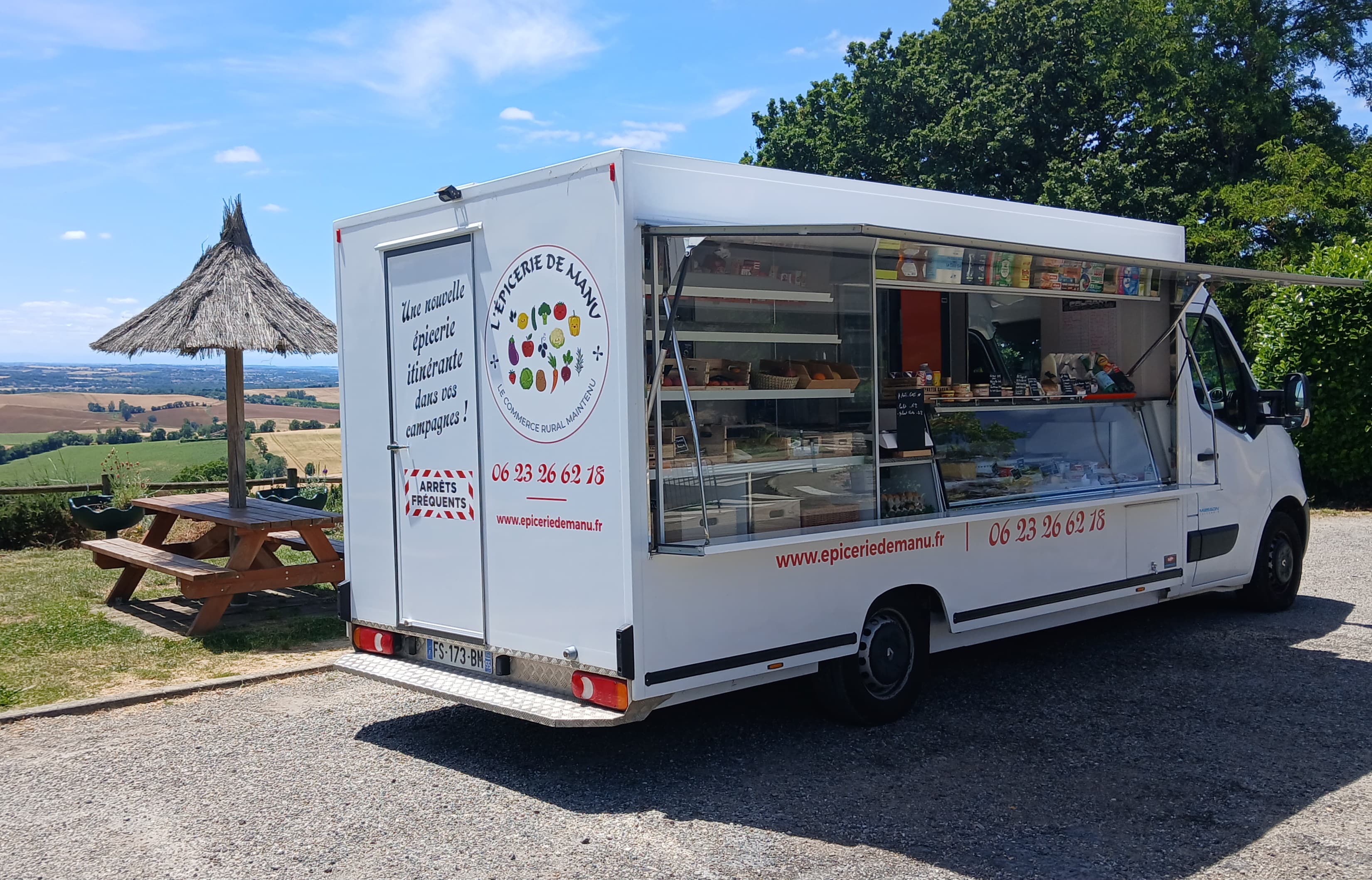 Le camion-épicerie de Manu en tournée dans les campagnes du Gers